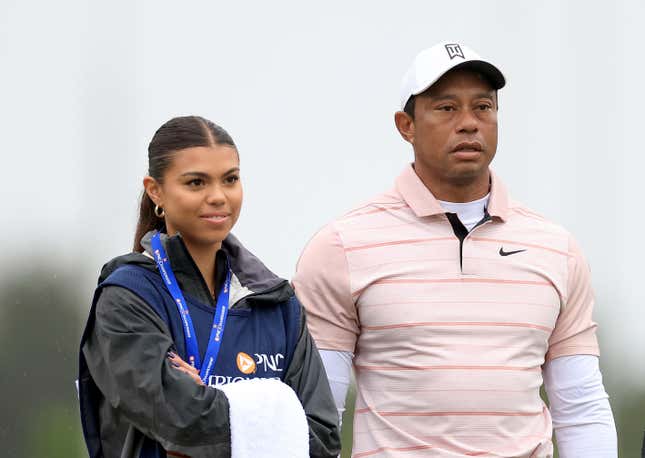 ORLANDO, FLORIDE - 16 DÉCEMBRE : Tiger Woods des États-Unis attend de putter avec sa fille Sam Woods sur le troisième trou lors du premier tour du championnat PNC au Ritz-Carlton Golf Club le 16 décembre 2023 à Orlando, en Floride. 