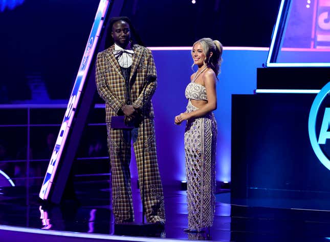 LAS VEGAS, NEVADA - MAY 26: (EDITORIAL USE ONLY) (L-R) Shaboozey and Megan Moroney speak onstage during the 2025 American Music Awards at BleauLive Theater at Fontainebleau Las Vegas on May 26, 2025 in Las Vegas, Nevada.