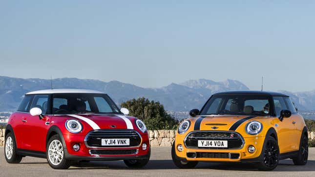 Une Mini rouge garée à côté d’une Mini Cooper S jaune devant des montagnes 