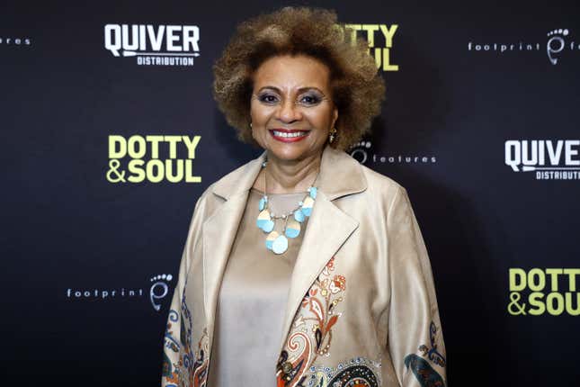 Leslie Uggams besucht die New Yorker Vorführung von „Dotty &amp; Soul“ im Village East von Angelika am 26. April 2023 in New York City.