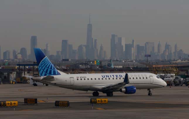 Ein Flugzeug von United Airlines