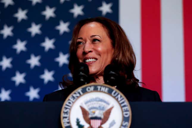 Bild für Artikel mit dem Titel Politiker aus Tennessee versucht, Kamala des Amtes zu entheben, Fox-Kommentator wird beschuldigt, eine schwarze griechische Studentenverbindung als „farbig“ bezeichnet zu haben, Donald Trump geht den Schwarzen auf die Nerven, der Soundtrack der Harris-Kampagne stammt von Beyoncé und mehr