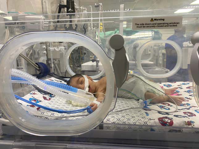Auch im Al-Shifa-Krankenhaus ist ein weiteres Frühgeborenes auf einen Brutkasten angewiesen, um zu überleben.  Dieses Foto wurde ebenfalls von Dr. Nasser Bulbul am 21. Oktober aufgenommen.