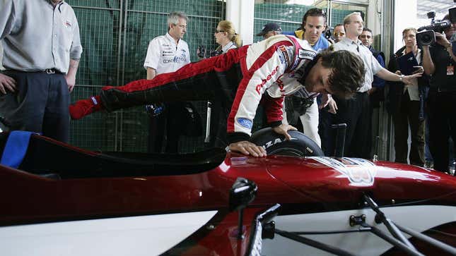  El ex piloto de Fórmula 1 y CART Alex Zanardi de Italia se prepara para conducir su Kart especialmente adaptado para su discapacidad causada por un accidente en Alemania en 2001 en el Euro Speedway en Lausitz el 11 de mayo de 2003 en Alemania. 