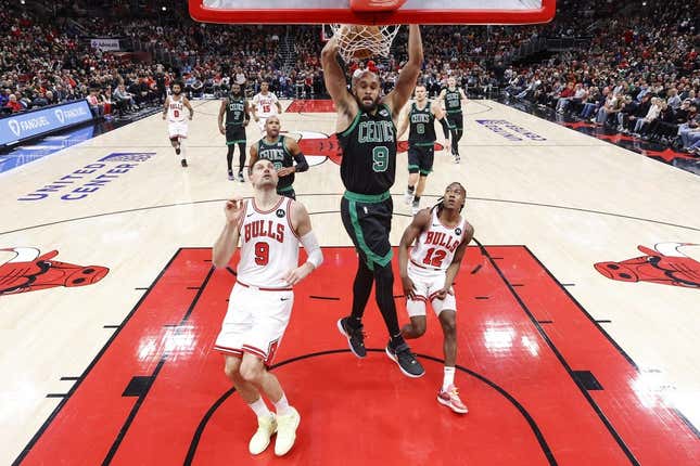 22. Februar 2024;  Chicago, Illinois, USA;  Boston Celtics-Wächter Derrick White (9) wirft den Ball in der ersten Halbzeit im United Center gegen die Chicago Bulls.