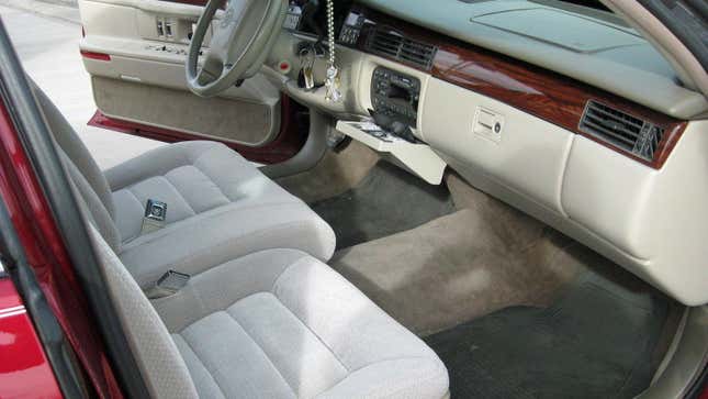 Un Cadillac DeVille de 1996 con interior de tela