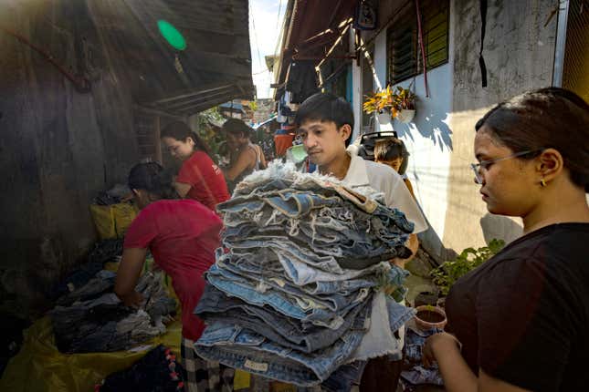 Image for article titled Bananas, shrimp, wine, and more: 10 staples that will be affected by the big U.S. port strike