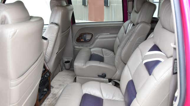 Image for article titled This Chevrolet Suburban Is So '90s It Hurts