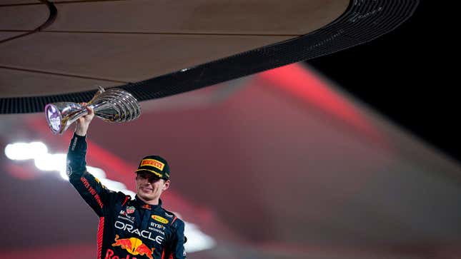 Una foto de Max Verstappen sosteniendo un trofeo de F1. 