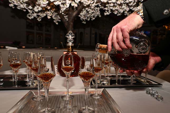 Louis XIII Cognac wird während einer Feier ausgeschenkt