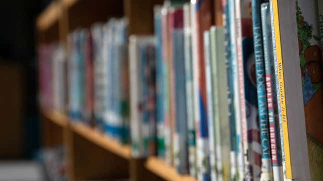 A photo of a book shelf in a library. 