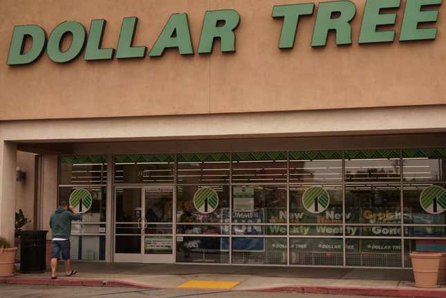 Image de l'article intitulé Dollar Tree a été accusé de vendre des produits contaminés au plomb après un rappel