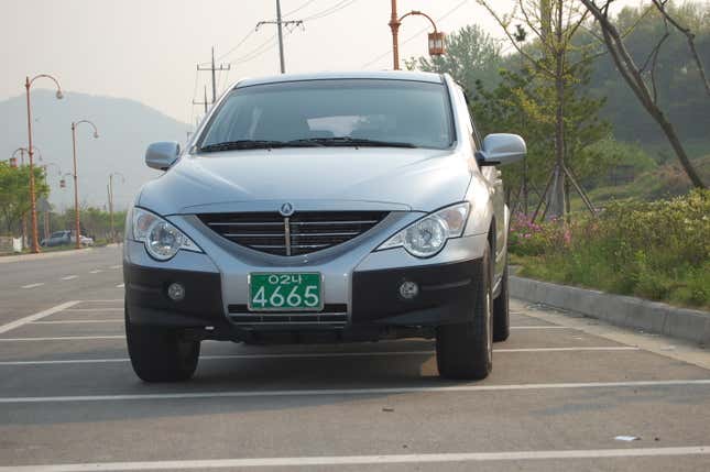 Un SsangYong Actyon plateado mirando directamente a la cámara, por desgracia