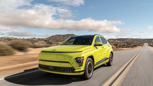 Un Kona Electric jaune brillant conduite à travers le désert