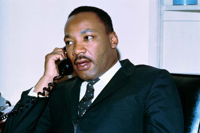 Gros plan du Dr Martin Luther King Jr. au téléphone après avoir prononcé un sermon à la cathédrale épiscopale de Washington. King a prédit qu’une « prise de pouvoir par la droite et un État fasciste » se développeraient en Amérique d’ici 1980, si le Congrès ne fait pas davantage pour les pauvres.