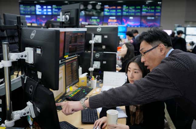 Currency traders watch monitors at the foreign exchange dealing room of the KEB Hana Bank headquarters in Seoul, South Korea, Tuesday, Nov. 28, 2023. Shares were mixed in Asia on Tuesday after Wall Street benchmarks edged lower as investors waited for updates on inflation and how American consumers are feeling about the economy.(AP Photo/Ahn Young-joon)