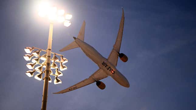 Ein Gulf Air-Flugzeug überfliegt die Rennstrecke vor dem F1 Grand Prix von Bahrain auf dem Bahrain International Circuit am 2. März 2024 in Bahrain, Bahrain.