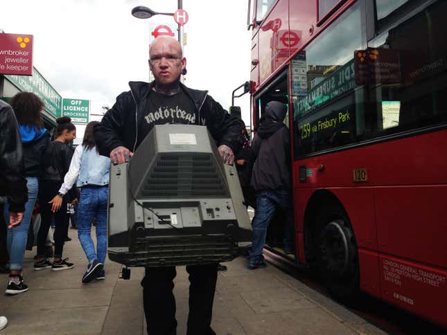 Image for article titled A street photographer’s poignant snapshots capture the humans of London