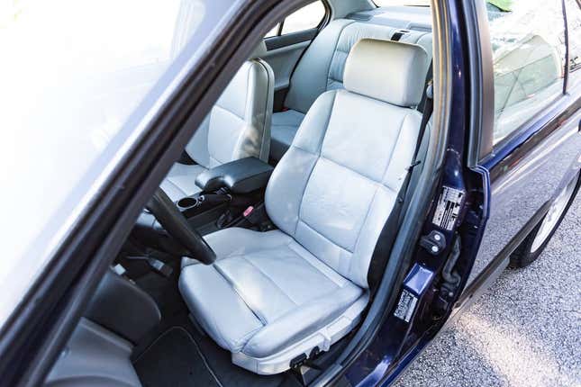 Image for article titled At $9,500, Would You Put Stock In This Amazingly Stock 1995 BMW 325i?