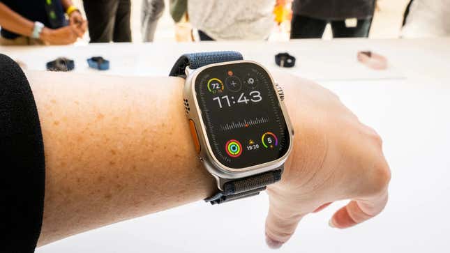 Eine Apple Watch Ultra 2 am Handgelenk, die Uhrzeit, Umgebungstemperatur und mehr anzeigt.