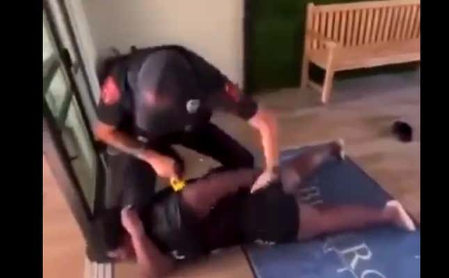 Image de l'article intitulé Vidéo déchirante&amp;#xa0;:&amp;#xa0;La police en Floride frappe et tase à plusieurs reprises un enfant noir de 16 ans