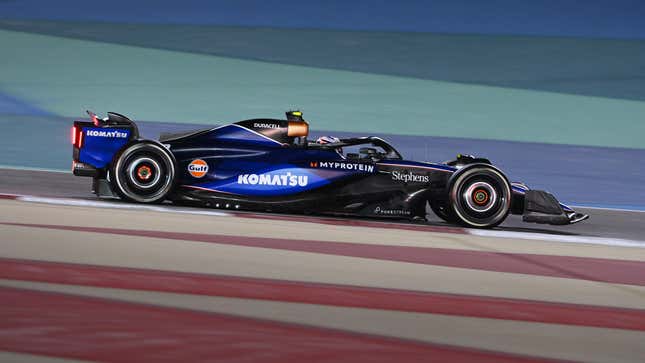 Logan Sargento de Estados Unidos conduciendo el (2) Mercedes Williams FW46 en la pista durante el Gran Premio de F1 de Bahréin en el Circuito Internacional de Bahréin  el 02 de marzo de 2024.