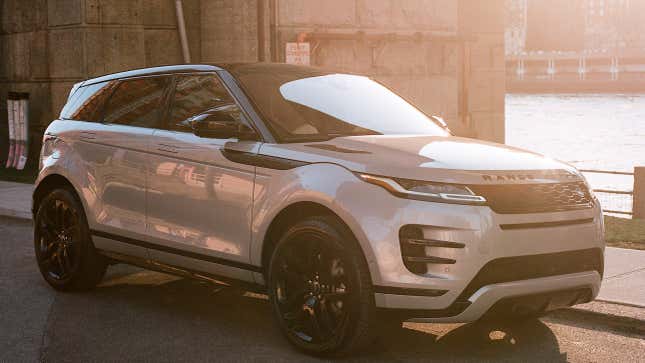 Un Evoque blanco estacionado frente a un cuerpo de agua