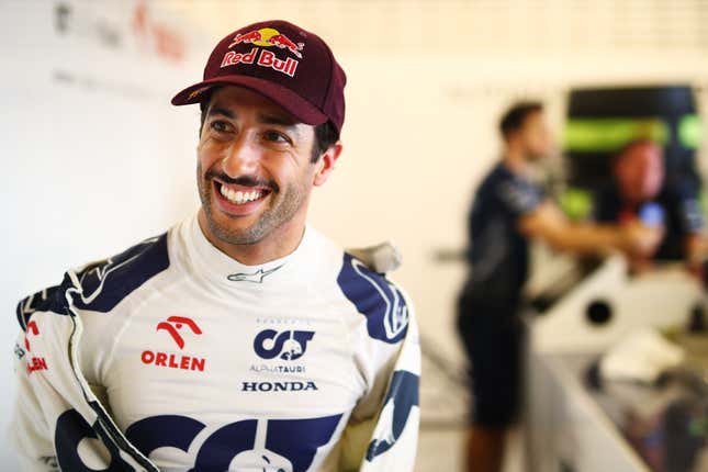 Daniel Ricciardo de Australia y la Scuderia AlphaTauri se prepara para conducir en el garaje durante las pruebas de Fórmula 1 en el circuito Yas Marina el 28 de noviembre de 2023  en Abu Dhabi, Emiratos Árabes Unidos