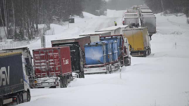 Un gran número de camiones están atrapados en la autopista E22 en Linderud, en el sur de Suecia, el 4 de enero de 2024.