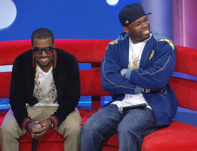 NEW YORK – 11. SEPTEMBER: Die Plattenkünstler Kanye West (links) und 50 Cent treten am 11. September 2007 bei BETs 106&amp;Park in den BET-Studios in New York City auf. 