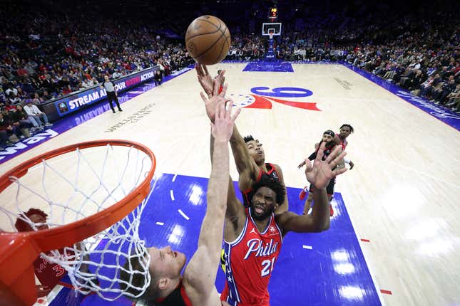 PHILADELPHIA, PENNSYLVANIA - DECEMBER 22: Scottie Barnes #4 of the Toronto Raptors blocks a lay up attempt by Joel Embiid #21 of the Philadelphia 76ers during the fourth quarter at the Wells Fargo Center on December 22, 2023 in Philadelphia, Pennsylvania. NOTE TO USER: User expressly acknowledges and agrees that, by downloading and or using this photograph, User is consenting to the terms and conditions of the Getty Images License Agreement. (Photo by Tim Nwachukwu/Getty Images)