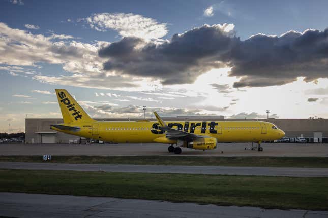 Avión de Yellow Spirit Airlines en la pista