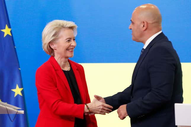 European Commission President Ursula von der Leyen, left and North Macedonia&#39;s Prime Minister Dimitar Kovacevski, right, shake hands after their joint news conference at the Government building in Skopje, North Macedonia, on Monday, Oct. 30, 2023. The President of the European Commission, Ursula von der Leyen started her four-day visit to the Western Balkans in North Macedonia, a tour that includes Kosovo, Montenegro, Serbia, and Bosnia and Herzegovina. (AP Photo/Boris Grdanoski)