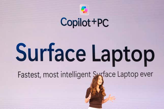 La directrice du marketing produit chez Microsoft Surface, Adrienne Brewbaker, parle du nouvel ordinateur portable Surface lors de l’événement d’information Microsoft sur le campus Microsoft de Redmond, Washington, le 20 mai 2024.