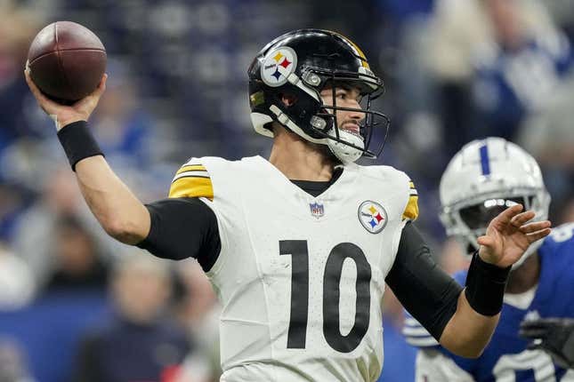 16. Dezember 2023;  Indianapolis, Indiana, USA;  Der Quarterback der Pittsburgh Steelers, Mitch Trubisky (10), zieht sich zurück, um im Lucas Oil Stadium gegen die Pittsburgh Steelers zu passen.