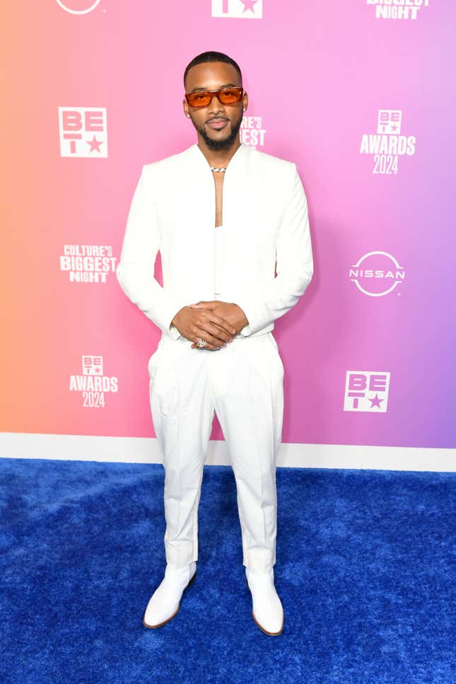 Algee Smith posiert im Presseraum während der BET Awards 2024 im Peacock Theater am 30. Juni 2024 in Los Angeles, Kalifornien.