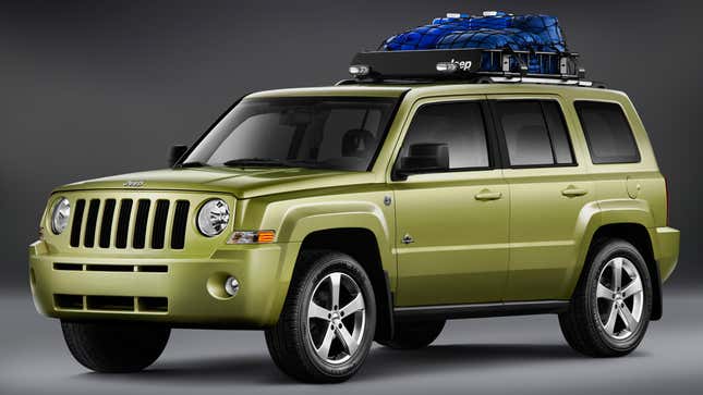 Una foto de un Jeep Patriot dorado.