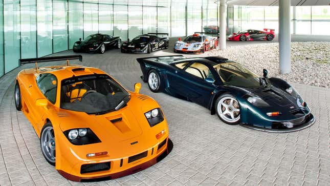 Ein Foto von sechs McLaren F1 -Supersportwagen. 