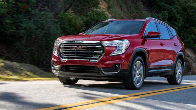 un GMC Terrain rouge roulant sur une route