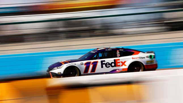 Une voiture de course sponsorisée par FedEx