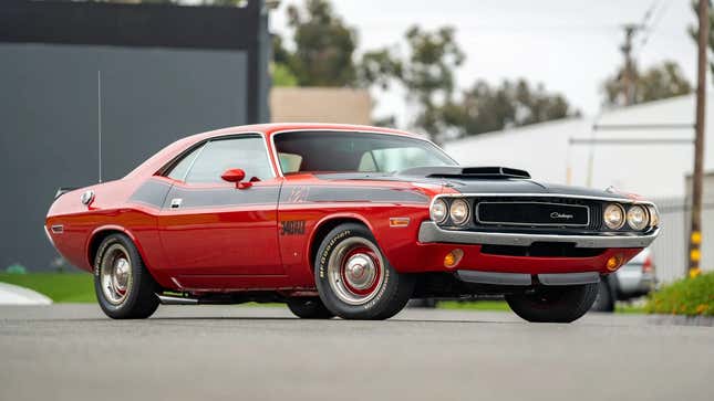 Un Dodge Challenger T/A rojo de 1970 estacionado en una carretera