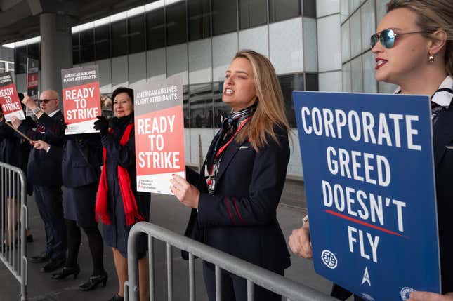 Les agents de bord d’American Airlines sur une ligne de piquetage