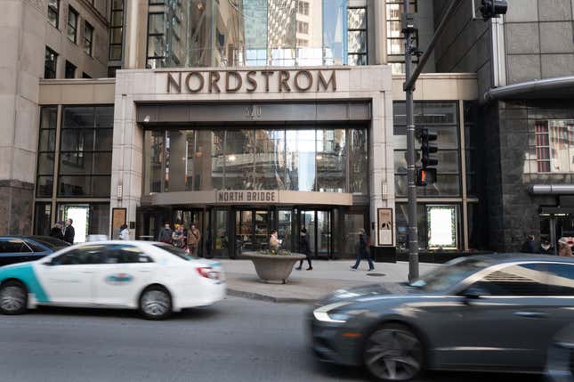 Nordstrom opera 360 tiendas en EE.UU.., incluyendo 93 tiendas Nordstrom y 258 tiendas Nordstrom Rack.