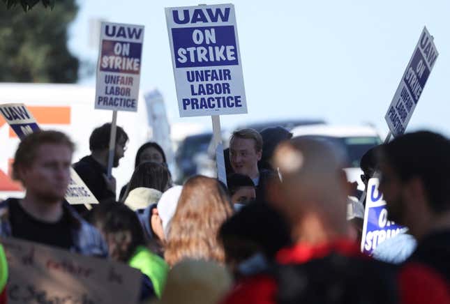 Academic workers at UC San Diego walk out in 2022