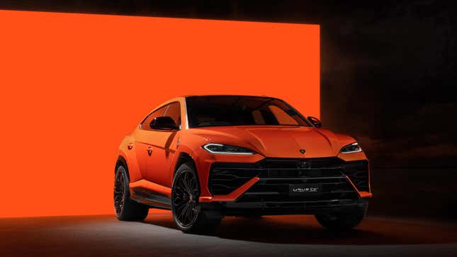 A photo of the front of the Lamborghini Urus SE. 