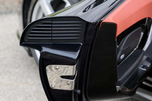 Door end panel of a black Porsche Carrera GT