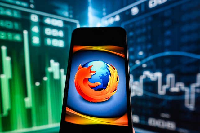 يظهر الرسم التوضيحي شعار Firefox معروضًا على هاتف ذكي