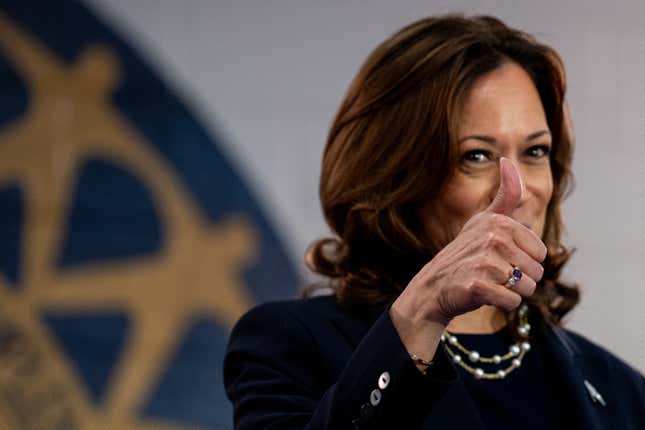 Image de l'article intitulé Kamala Harris garde le silence sur les cryptomonnaies, même si Trump y va à fond. Voici pourquoi