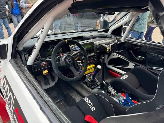 Interior de un coche de rally Ford Escort Cosworth