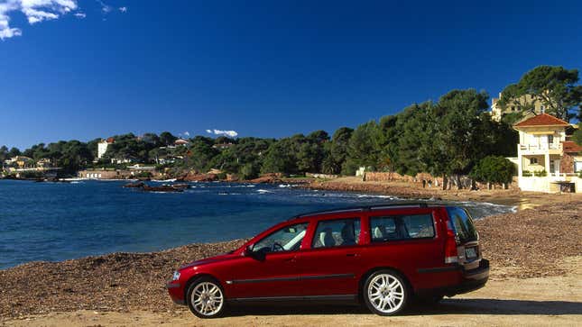 Una foto de una camioneta Volvo V70 roja. 